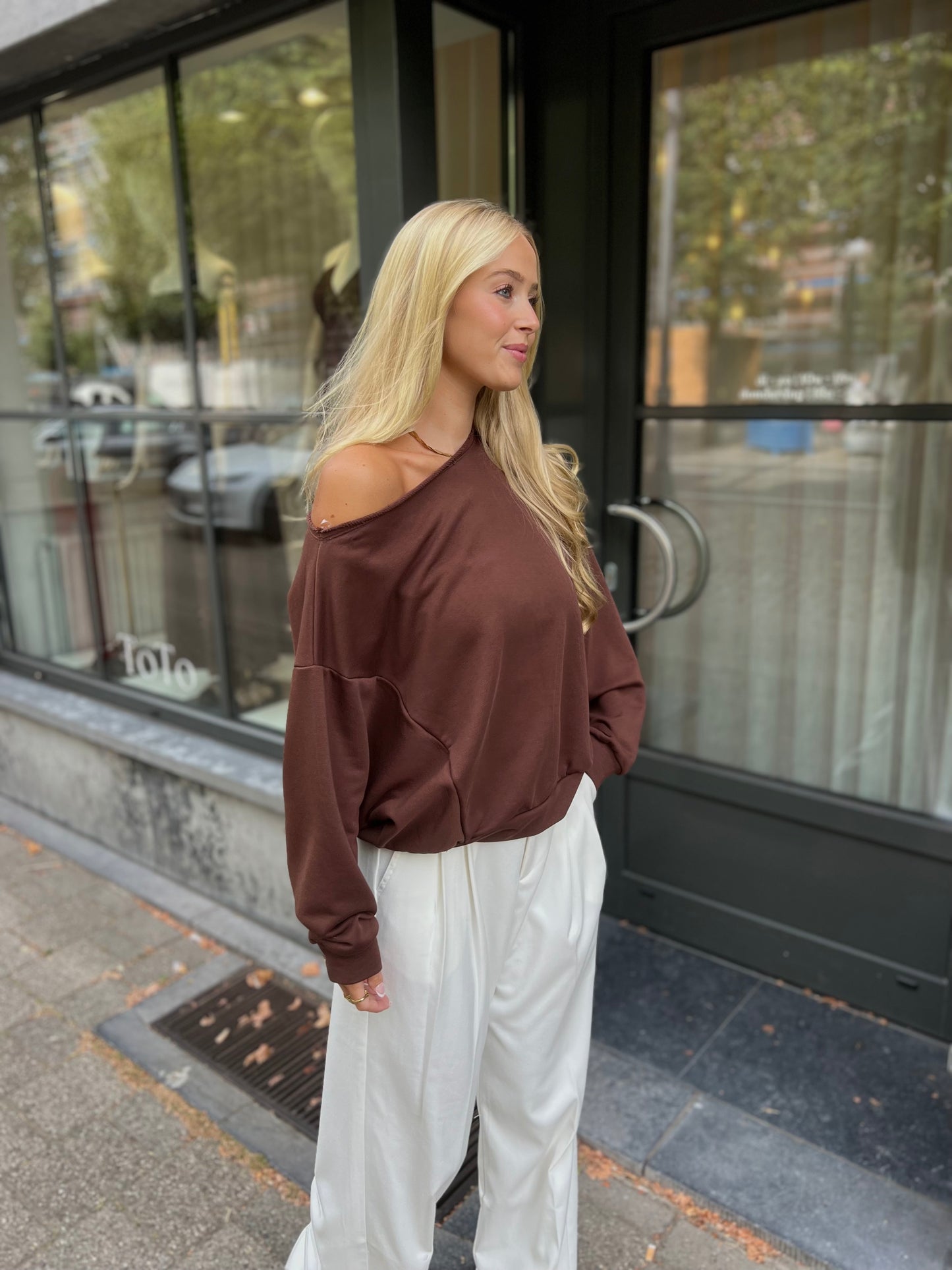 Sweater Off Shoulder - Bruin