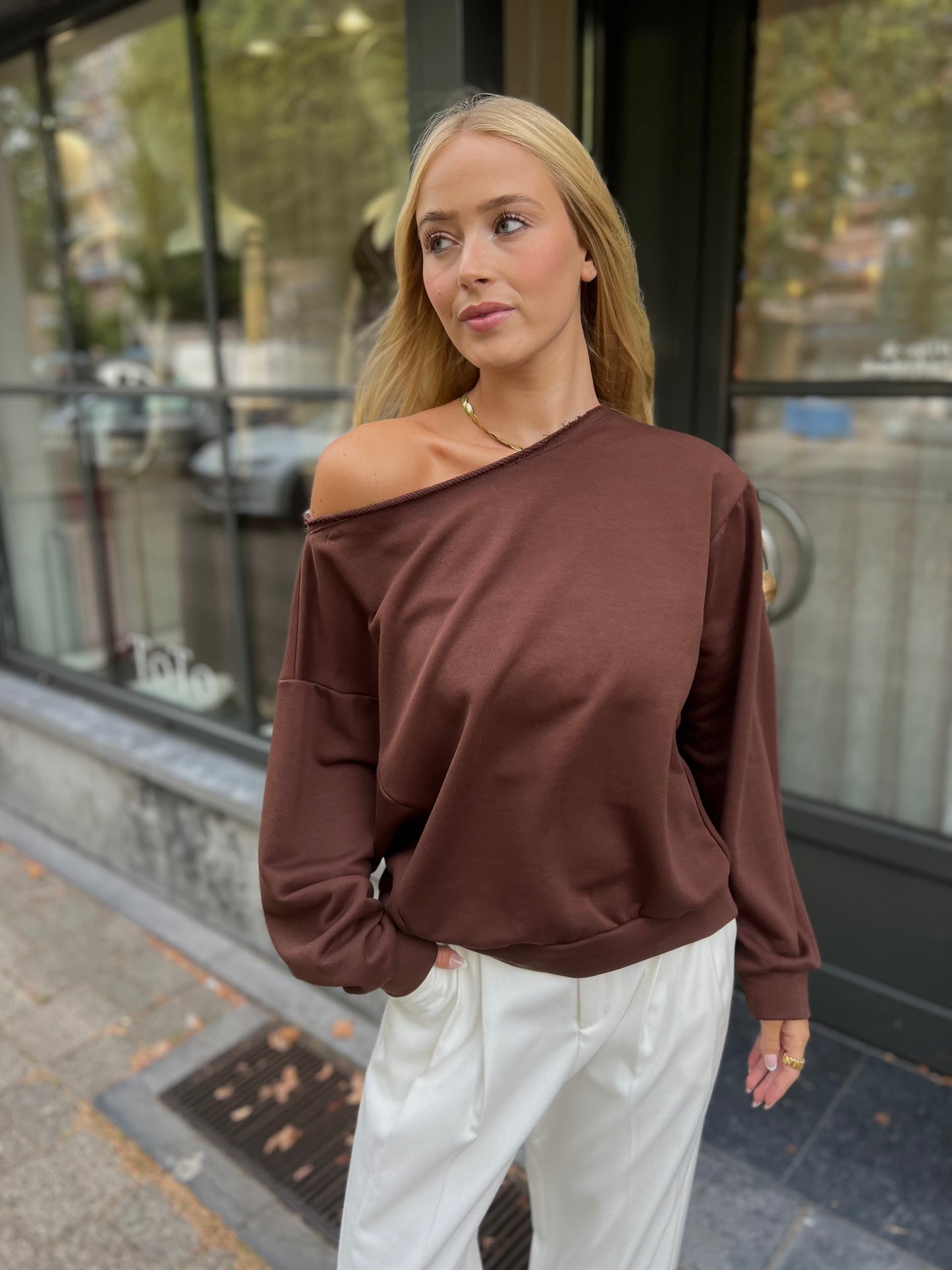 Sweater Off Shoulder - Bruin